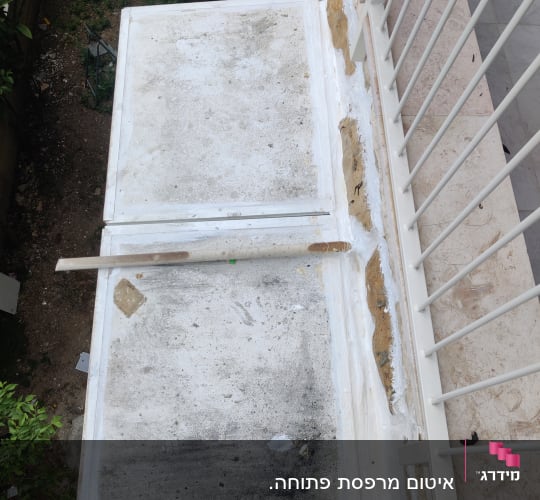 משטח אטום עם חומר איטום לבן ומברשת